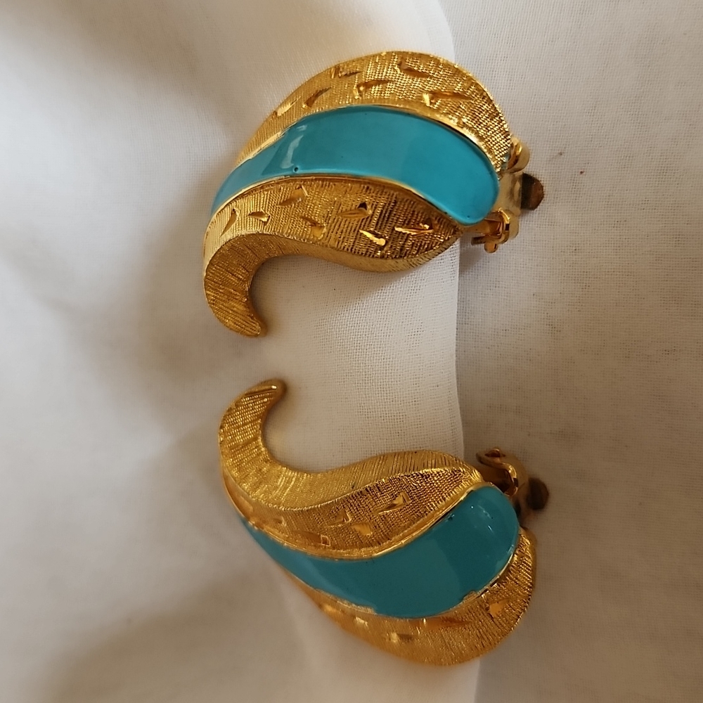 STYLISH VINTAGE KRAMER CLIP EARRINGS w/ ENAMEL